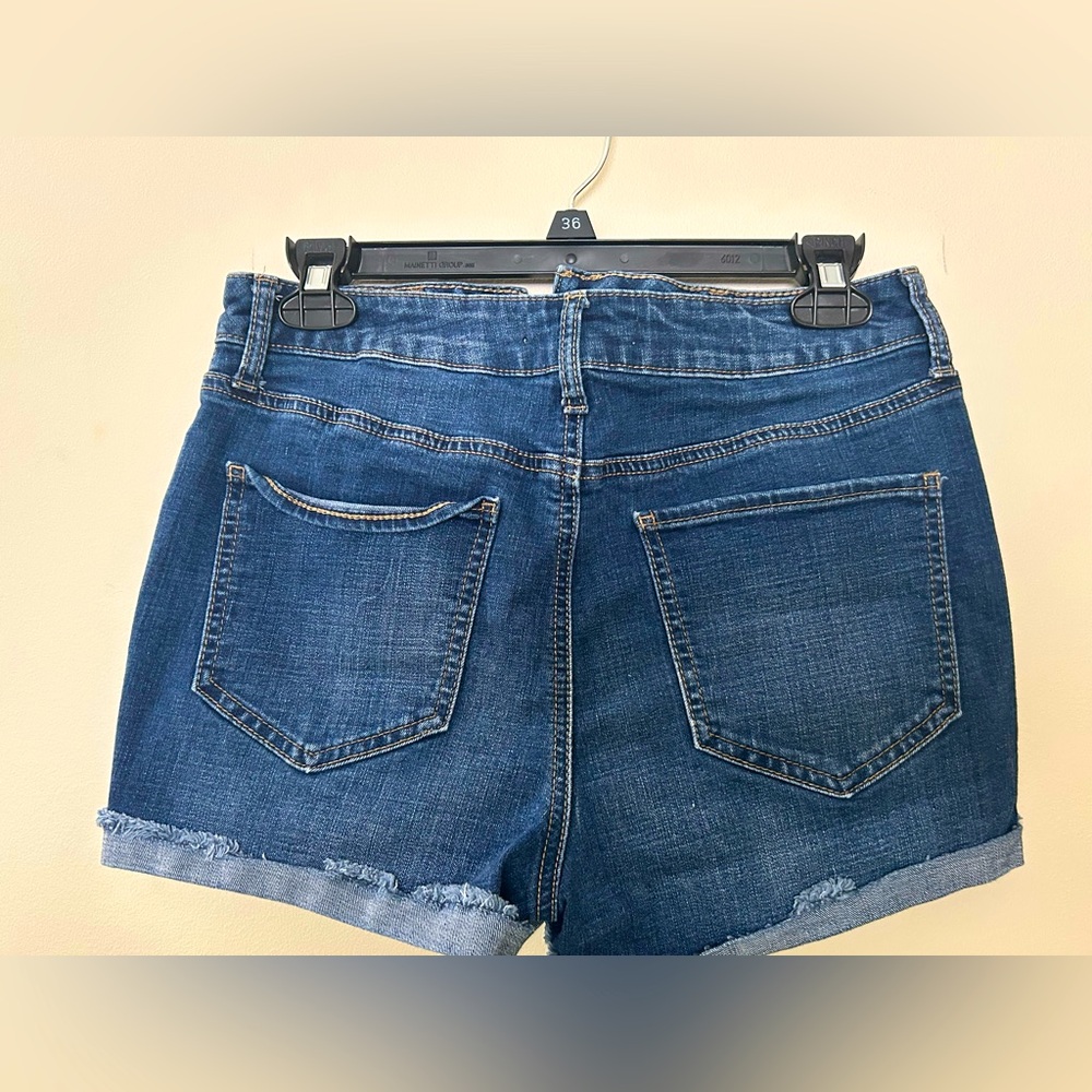 SO curvy/shortie Blue Jean Shorts Classic Design. EUC - Picture 2 of 3